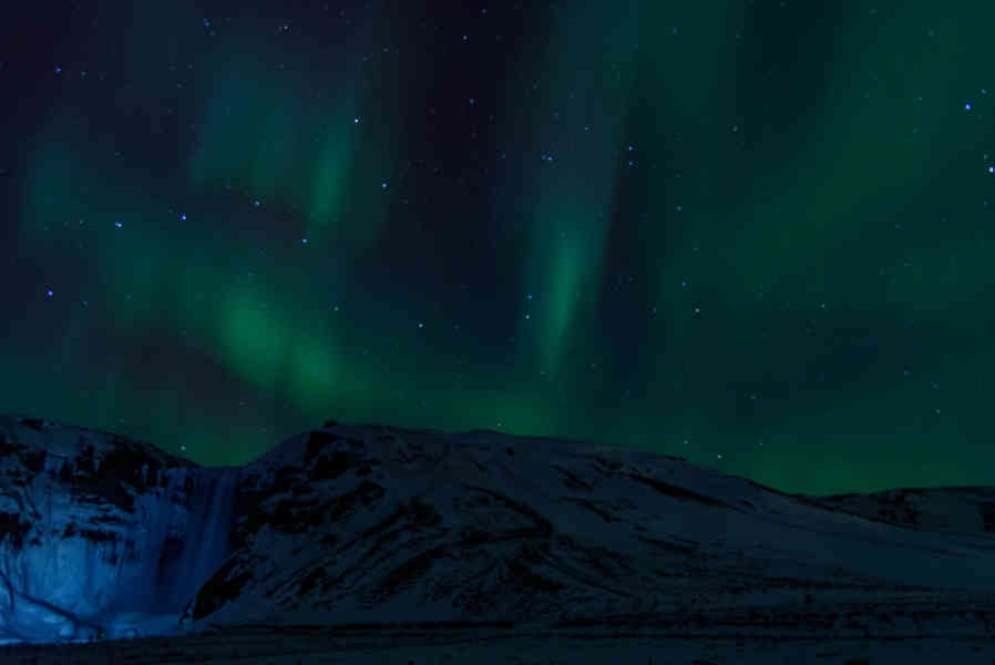 Islandia 105 - Aurora Boreal - catarata de Skógafoss.jpg